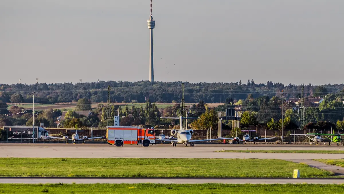 Am spaeten Montagnachmittag kam es am Flughafen Stuttgart zu einem groesseren Polizeieinsatz im Zusammenhang mit einer Maschine der Fluggesellschaft Air Cairo.<br />
<br />
Nach ersten Informationen soll eine Person an Bord geaeussert haben, eine Bombe bei sich zu haben. Daraufhin wurden die Passagiere aus dem betroffenen Flugzeug in die Terminals gebracht.<br />
<br />
Die Terminals 3 und 4 wurden vorsorglich gesperrt. Einsatzkraefte sperrten den betroffenen Bereich weitraeumig ab. Die weiteren Massnahmen vor Ort laufen derzeit.<br />
<br />
Ob von der Aeusserung tatsaechlich eine Gefahr ausging und wie es zu dem Zwischenfall kam, ist bislang unklar. Weitere Informationen liegen derzeit noch nicht vor.