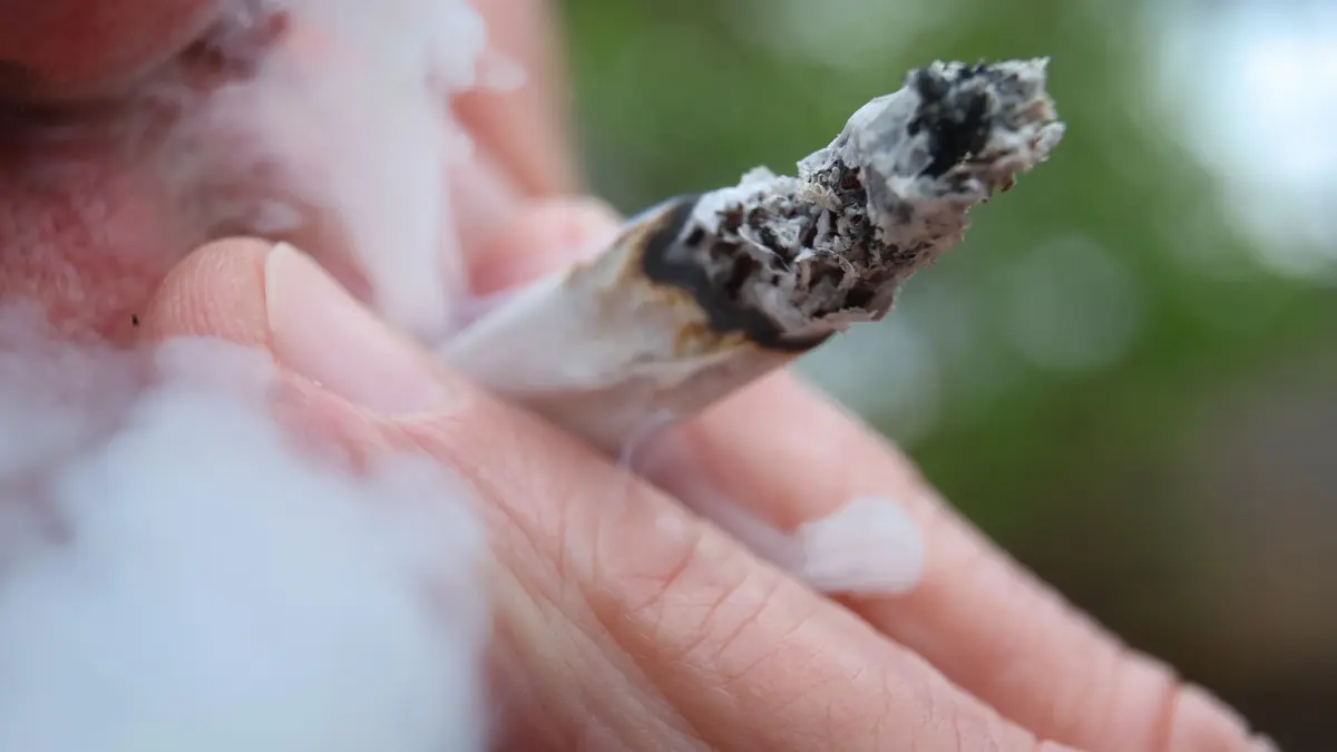 Cannabis: ILLUSTRATION - 21.03.2024, Bayern, Augsburg: Ein Mann raucht einen Joint. (zu dpa: «Auch wegen Cannabis: Mehr Beratungen beim Giftnotruf») Foto: Karl-Josef Hildenbrand/dpa +++ dpa-Bildfunk +++