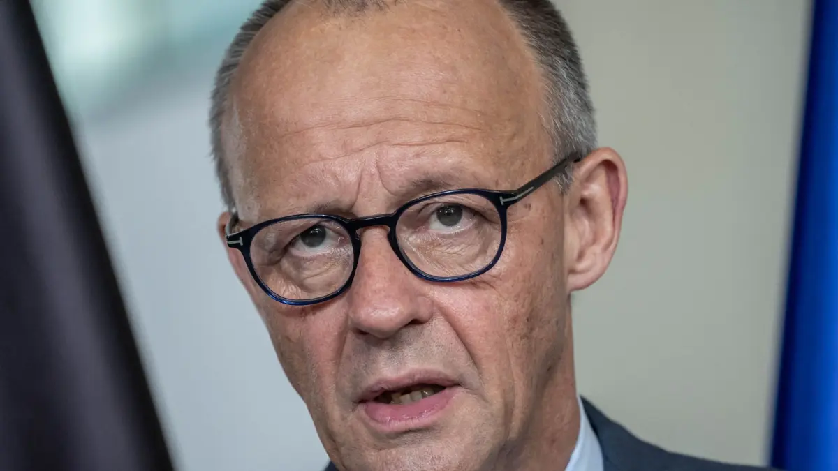 Litauens Ministerpräsident Sinkevicius bei Kanzler Merz: 05.10.2026, Berlin: Bundeskanzler Friedrich Merz (CDU), nimmt an der Pressekonferenz nach einem bilateralen Gespräch im Bundeskanzleramt teil. Bei dem Gespräch ging es um Fragen der Sicherheit, die Stärkung der Nato-Ostflanke, sowie um den Aufbau der deutschen Brigade in Litauen. Litauen übernimmt in der ersten Jahreshälfte 2027 die EU-Ratspräsidentschaft. Foto: Michael Kappeler/dpa +++ dpa-Bildfunk +++
