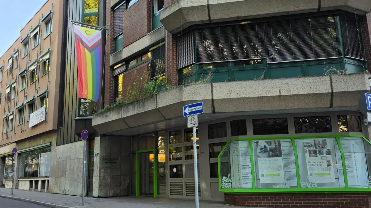 Prideflagge am Gebäude der Evangelischen Gesellschaft Stuttgart