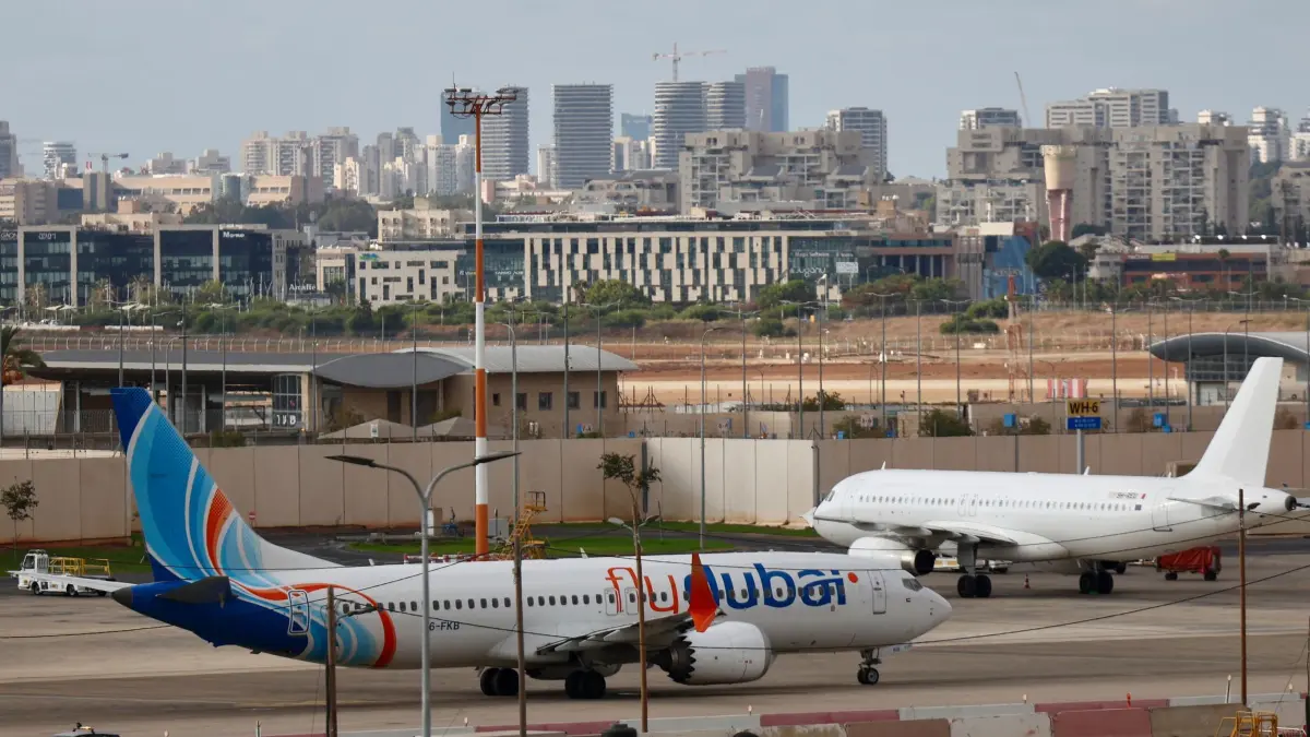 Flugvorfall im Nahen Osten: Ein Flugzeug der Fluggesellschaft Flydubai steht auf dem Vorfeld des internationalen Flughafens Ben Gurion. (zu dpa: «Medien: Flydubai-Copilot wollte Tel Aviver Flughafen treffen»)