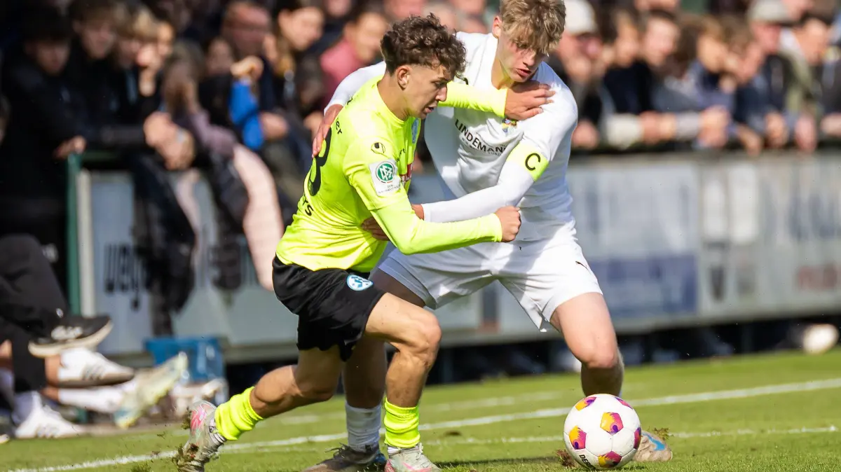Fussball I Jugend I Saison 2025-2026 I DFB-Pokal I 2. Runde I JFV A/O/B/H/H - SV Stuttgarter Kickers I 03.10.2025 Leon Beer 23, SV Stuttgarter Kickers U19, Laurens Christoph Otten 6, JFV A/O/B/H/H Ahlerstedt Stadion am Auetal Niedersachsen Deutschland *** Soccer I Youth I Season 2025 2026 I DFB Cup I 2 Round I JFV A O B H H SV Stuttgarter Kickers I 03 10 2025 Leon Beer 23, SV Stuttgarter Kickers U19 , Laurens Christoph Otten 6, JFV A O B H H Ahlerstedt Stadion am Auetal Niedersachsen Germany Copyright: xLobeca/JörgxStruwex