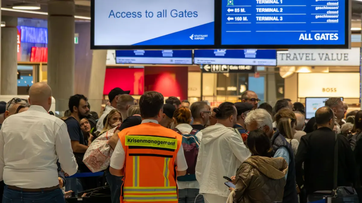 Polizeieinsatz am Flughafen Stuttgart: Bundespolizei räumt Terminals - massive Einschränkungen: Stuttgart: Polizeieinsatz am Flughafen Terminals geräumt un, Wegen eines polizeilichen Einsatzes am Flughafen Stuttgart sind die Terminals am Montag geräumt worden. Nach Angaben der Bundespolizei wurde auch der Flugverkehr vorübergehend eingestellt. Dadurch kommt es aktuell zu erheblichen Einschränkungen am Stuttgart Airport. Weitere Details zum Hintergrund des Einsatzes sind zunächst nicht bekannt. Stuttgart Baden-Württemberg Deutschland Stuttgart *** Stuttgart: Police Operation at the Airport Terminals Evacuated, Due to a police operation at Stuttgart Airport, the terminals were evacuated on Monday. According to the Federal Police, air traffic was also temporarily suspended. This is currently causing significant disruptions at Copyright: x xonw-imagesx/xDanielxKesslerx