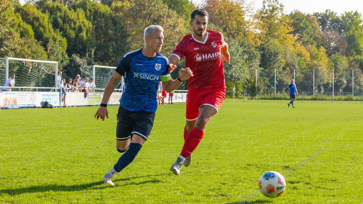 Gleich flankt er. Ob Berkheims Oliver Wamsler einen Abnehmer findet? Aichwalds Ilir Mehmeti kommt ein bisschen zu spät.