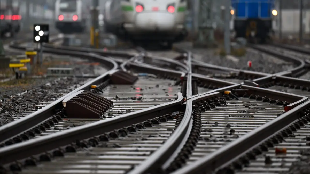 Schienen der Deutschen Bahn: Schienen mit Weichen und verschiedenen Zügen im Hintergrund. In Gelsenkirchen haben Kinder Steine auf die Gleise gelegt und einen ICE zum Nothalt gezwungen. (Symbolbild) (zu dpa: «Ministerium legt neuen «Infraplan» für die Schiene vor»)