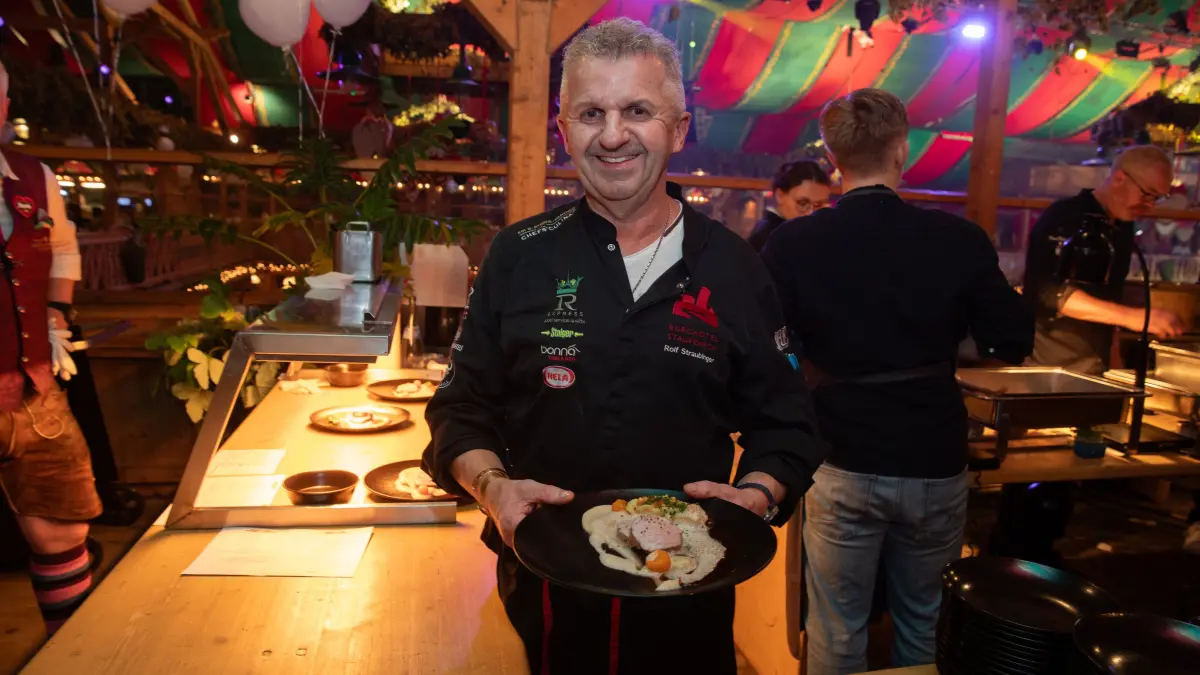 Blume: #kulinarik #wasen #volksfest<br>Wasen Sterne<br>Ein kulinarisches Fest mit Sterneköchen<br><br>Schwabenwelt<br><br>FOTO CHRISTIAN HASS
Rolf Straubinger (★)
Semmelrolle 54° (Kartoffel Ravioli | Sellerie | Kürbis)