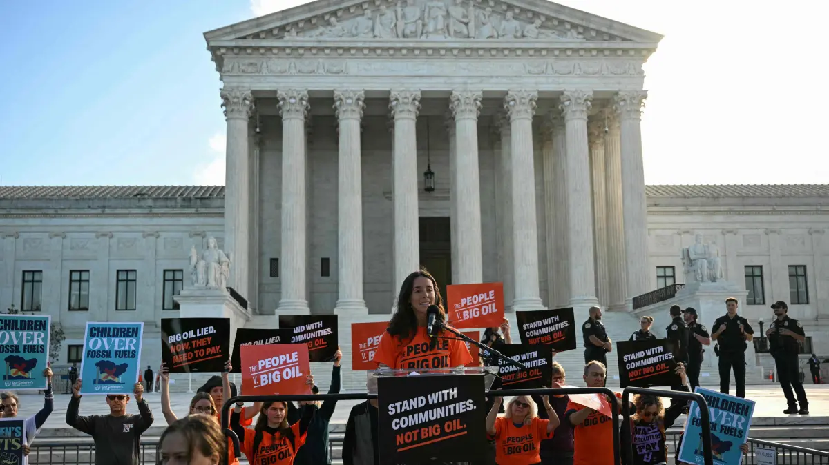 US-ENVIRONMENT-LAW-SUNCOR-BOULDER: People protest in front of the US Supreme Court as the court considers the Suncor v. Boulder case in Washington, DC, on October 5, 2026. The US Supreme Court hears a climate case that could upend dozens of lawsuits aimed at making polluters pay for their role in global warming and allegedly deceiving the public about the dangers of fossil fuels. (Photo by Jim WATSON / AFP)