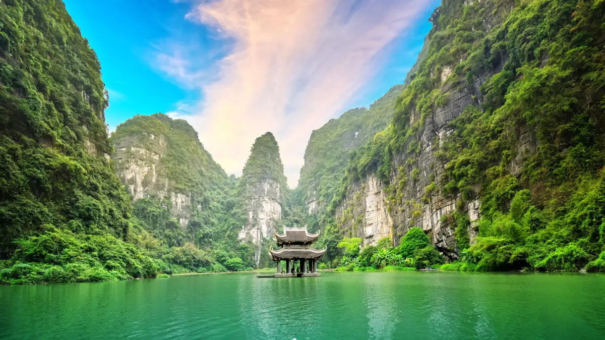 Zwischen mystischen Karstfelsen schlängelt sich ein verzweigtes Flusssystem durch die „trockenen Halong-Bucht“.