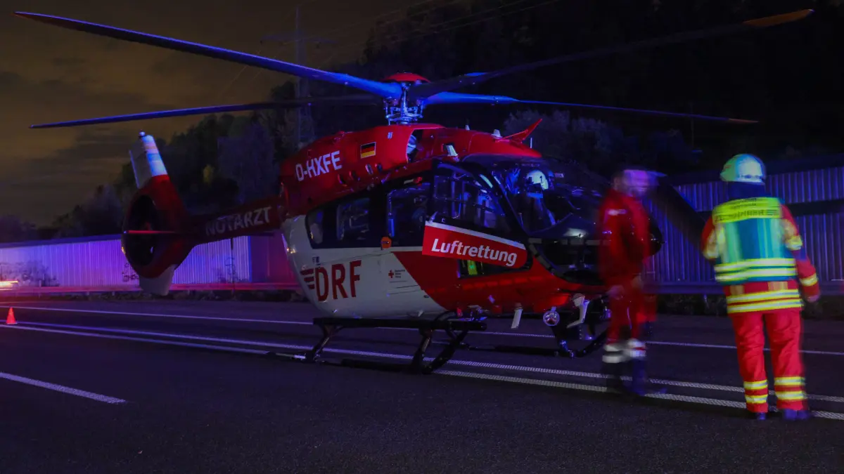 Gegen 19:55 Uhr kam es auf der B10 bei Gingen an der Fils zu einem schweren Verkehrsunfall. Zwei Pkw kollidierten dabei frontal.