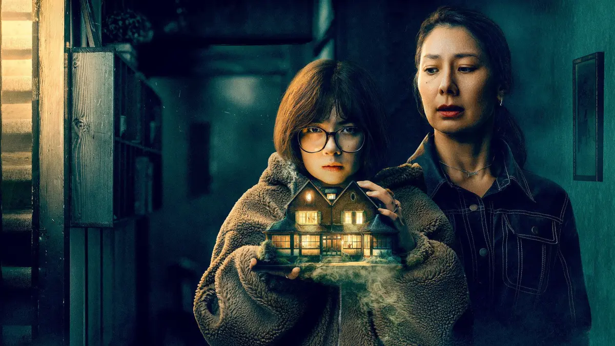 SÜDWESTRUNDFUNK House of Yang House of Yang ist eine sechsteilige Mystery-Serie mit Horror-Elementen, die in einer abgeschiedenen Ecke des Schwarzwaldes in einem alten Haus spielt, in dem sich die Geschichte einer deutsch-chinesischen Familie und das seltsame Verschwinden zweier Mädchen über drei Generationen hinweg erstreckt. Cover © SWR, honorarfrei - Verwendung gemäß der AGB im engen inhaltlichen, redaktionellen Zusammenhang mit genannter SWR-Sendung bei Nennung "Bild: SWR" (S2+). SWR Presse/Bildkommunikation, Baden-Baden, Tel: 07221/929-22202, foto@swr.de