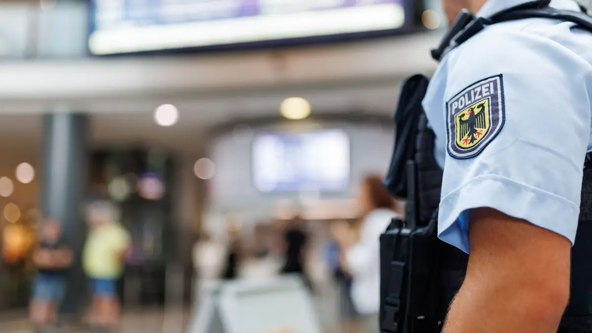 Polizist im Nürnberger Hauptbahnhof: ARCHIV - 19.07.2023, Bayern, Nürnberg: Ein Polizist steht in der Eingangshalle im Nürnberger Hauptbahnhof. Laut Bundespolizei gehört der Bahnhof seit Jahren zu einem der gefährlichsten Bahnhöfe bundesweit. (Archivbild) (zu dpa: «Aggressiver Mann greift Reisende am Hauptbahnhof Nürnberg an») Foto: Daniel Karmann/dpa +++ dpa-Bildfunk +++