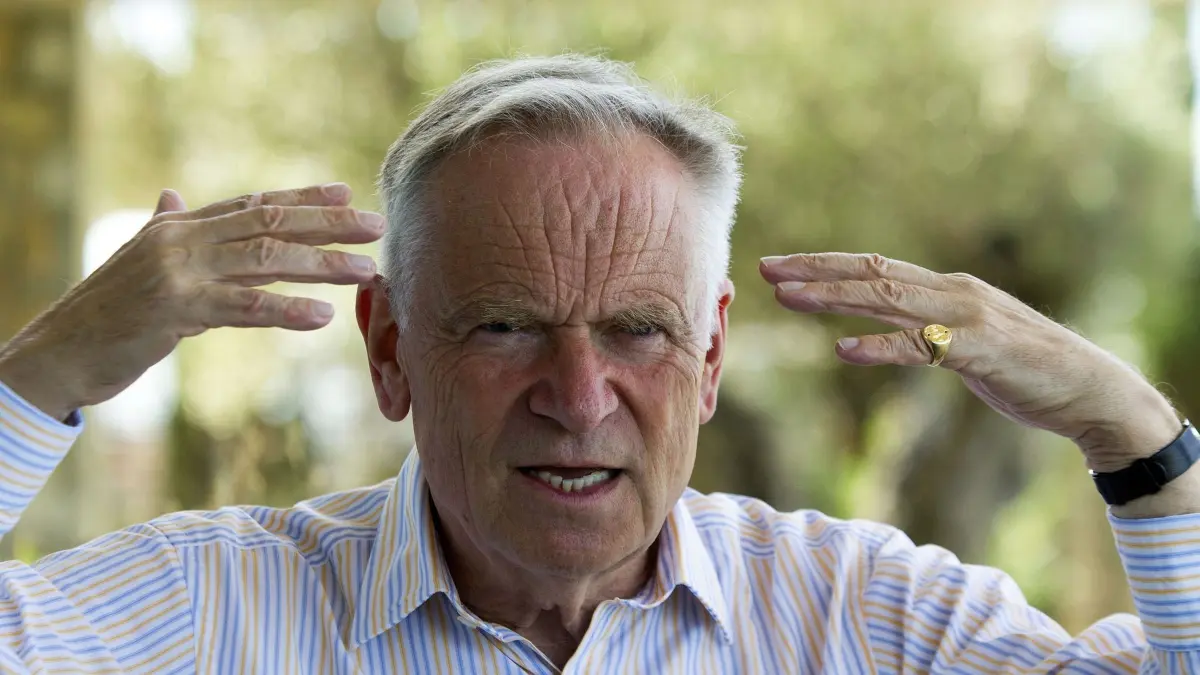 Bestseller-Autor Jeffrey Archer: Der britische Autor Jeffrey Archer gestikuliert bei einem Interview. Das Leben des Millionärs ist so spannend wie seine Schmöker. Archer ist nun mit 86 Jahren gestorben. (zu dpa: «Bestsellerautor Jeffrey Archer mit 86 Jahren gestorben»)