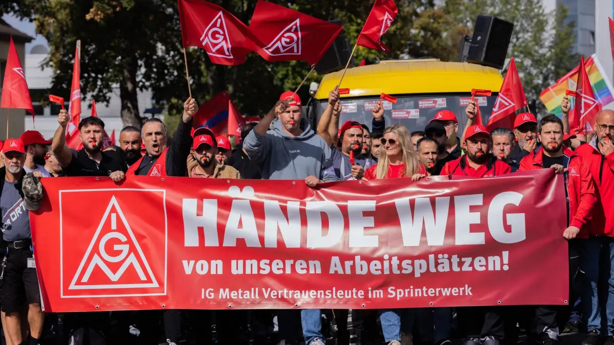 IG Metall kämpft um Arbeitsplätze in der Automobilindustrie: Beschäftigte nehmen an einer Demonstration im Rahmen des bundesweiten Automobil-Aktionstags der IG Metall vor dem Mercedes-Benz Sprinterwerk teil. (zu dpa: «Inflation und Autokrise: Metall-Tarifrunde wird kompliziert»)