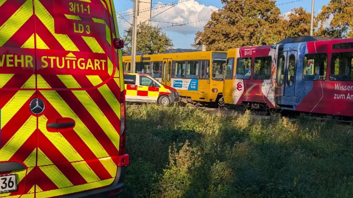 Person von Stadtbahn erfasst – Schwerverletzte Person ins Krankenhaus gebracht<br />
<br />
Stuttgart, 6. Oktober 2026 – Am Dienstagnachmittag kam es im Bereich der Loewentorstrasse an der Haltestelle Riethmuellerhaus zu einem schweren Unfall.<br />
<br />
Gegen 16:45 Uhr ueberquerte eine Person die Gleisanlagen und geriet dabei gegen eine herannahende Stadtbahn. Die Person wurde bei dem Unfall schwer verletzt.<br />
<br />
Rettungskraefte versorgten die verletzte Person vor Ort. Anschliessend wurde sie zur weiteren medizinischen Behandlung in ein Krankenhaus gebracht.<br />
<br />
Die betroffene Strecke ist derzeit weiterhin gesperrt. Dadurch kommt es zu Behinderungen im Stadtbahnverkehr. Wie lange die Sperrung andauert, ist derzeit noch nicht bekannt.<br />
<br />
Die genauen Umstaende des Unfalls sind Gegenstand weiterer Ermittlungen.
