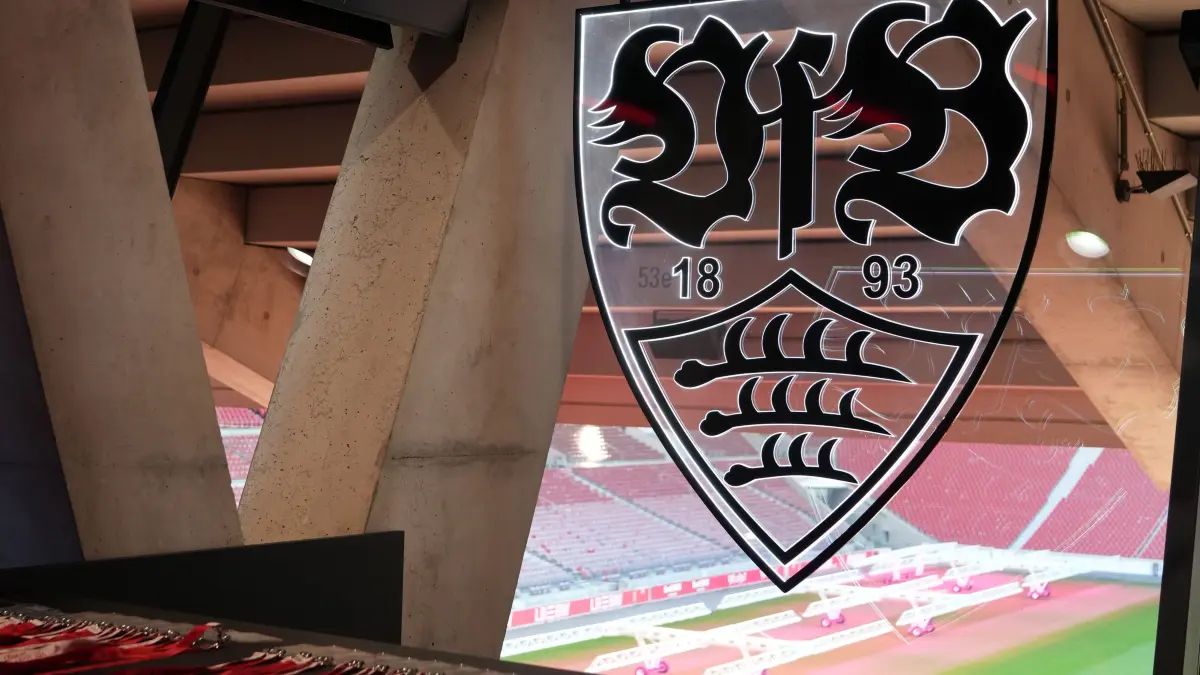 Ein großes VfB-Logo prangt an der Wand