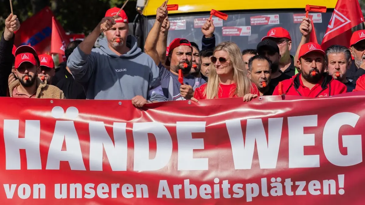 IG Metall kämpft um Arbeitsplätze in der Automobilindustrie: Beschäftigte nehmen an einer Demonstration im Rahmen des bundesweiten Automobil-Aktionstags der IG Metall vor dem Mercedes-Benz Sprinterwerk teil. (zu dpa: «Inflation und Autokrise: Metall-Tarifrunde wird kompliziert»)