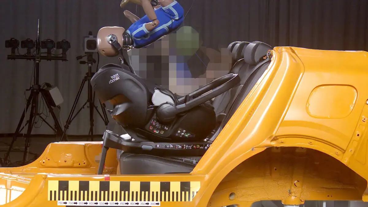 Beim Frontal-Aufprall kann ein Baby aus dem Britax Römer Baby-Safe Pro mit Vario Base 5Z geschleudert werden.