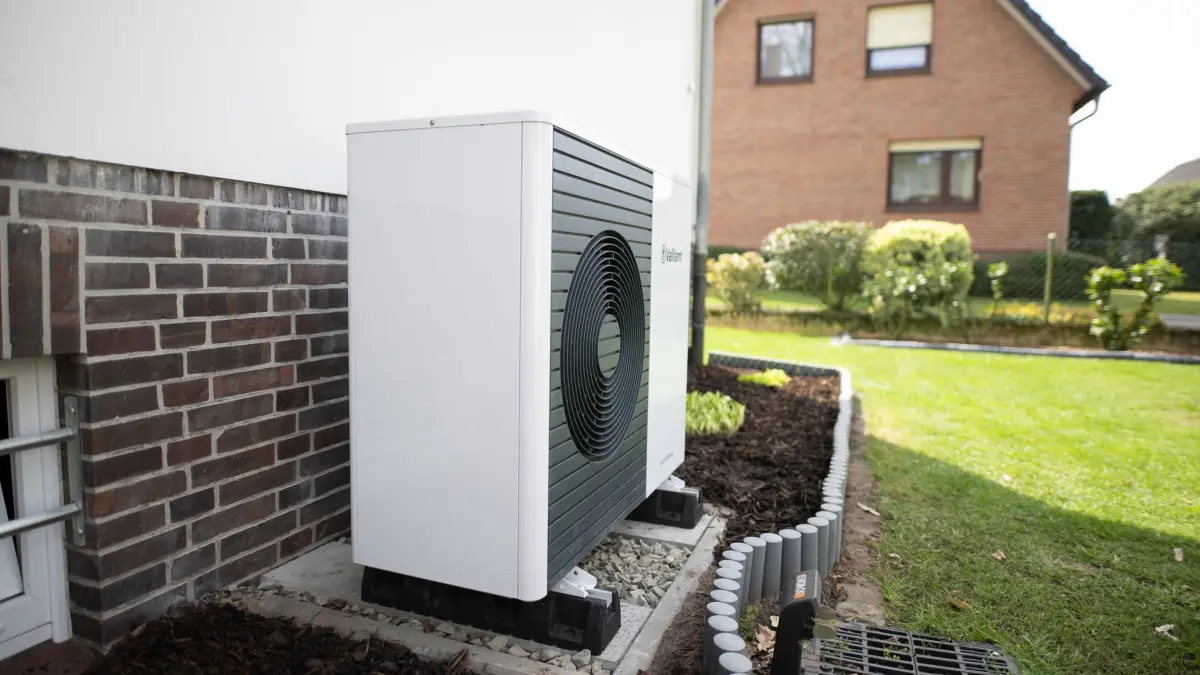 Wärmepumpe im Einfamilienhaus: ARCHIV - 22.04.2023, Niedersachsen, Rotenburg: Leise lohnt sich: Ruhige Wärmepumpen schonen die Nerven der Nachbarn und können mit Fördergeld finanziert werden. (zu dpa: «Verbände fordern bezahlbare Energie aus Wind und Sonne») Foto: Daniel Reinhardt/dpa/dpa-tmn +++ dpa-Bildfunk +++