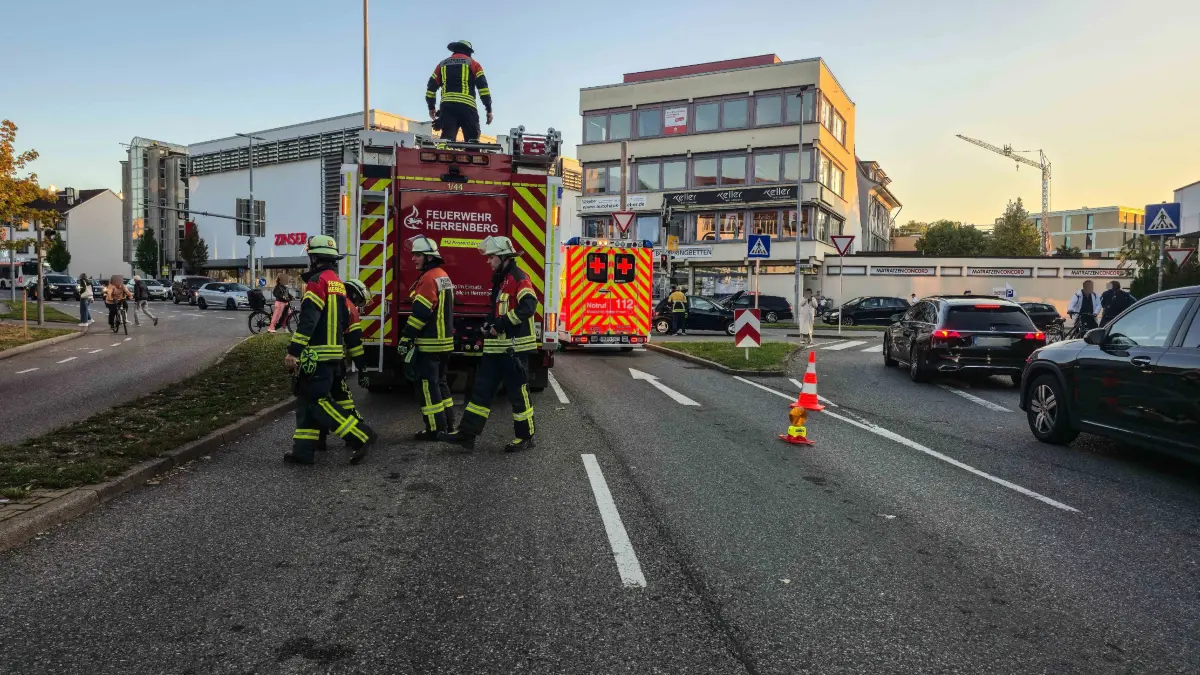 Am spaeten Montagnachmittag kam es an der sogenannten Zinserkreuzung in Herrenberg zu einem Verkehrsunfall, bei dem auch ein Feuerwehrfahrzeug beteiligt war.<br />
<br />
Nach ersten Informationen befand sich das Feuerwehrfahrzeug auf dem Weg von seinem Geraetehaus zu einem Einsatz und war dabei mit Sonder- und Wegerechten unterwegs. Im Bereich der Zinserkreuzung fuhr das Feuerwehrfahrzeug nach ersten Erkenntnissen bei Rotlicht in den Kreuzungsbereich ein.<br />
<br />
Ein entgegenkommender Kleinwagen bremste daraufhin ab. Der dahinter fahrende Pkw-Fahrer bemerkte das Bremsmanoever offenbar zu spaet und fuhr auf den Kleinwagen auf.<br />
<br />
Bei der Kollision wurden beide beteiligten Pkw beschaedigt. Das Feuerwehrfahrzeug blieb nach bisherigen Informationen unbeschaedigt.<br />
<br />
Verletzt wurde bei dem Unfall niemand. Die Polizei hat die Ermittlungen zum genauen Unfallhergang aufgenommen.