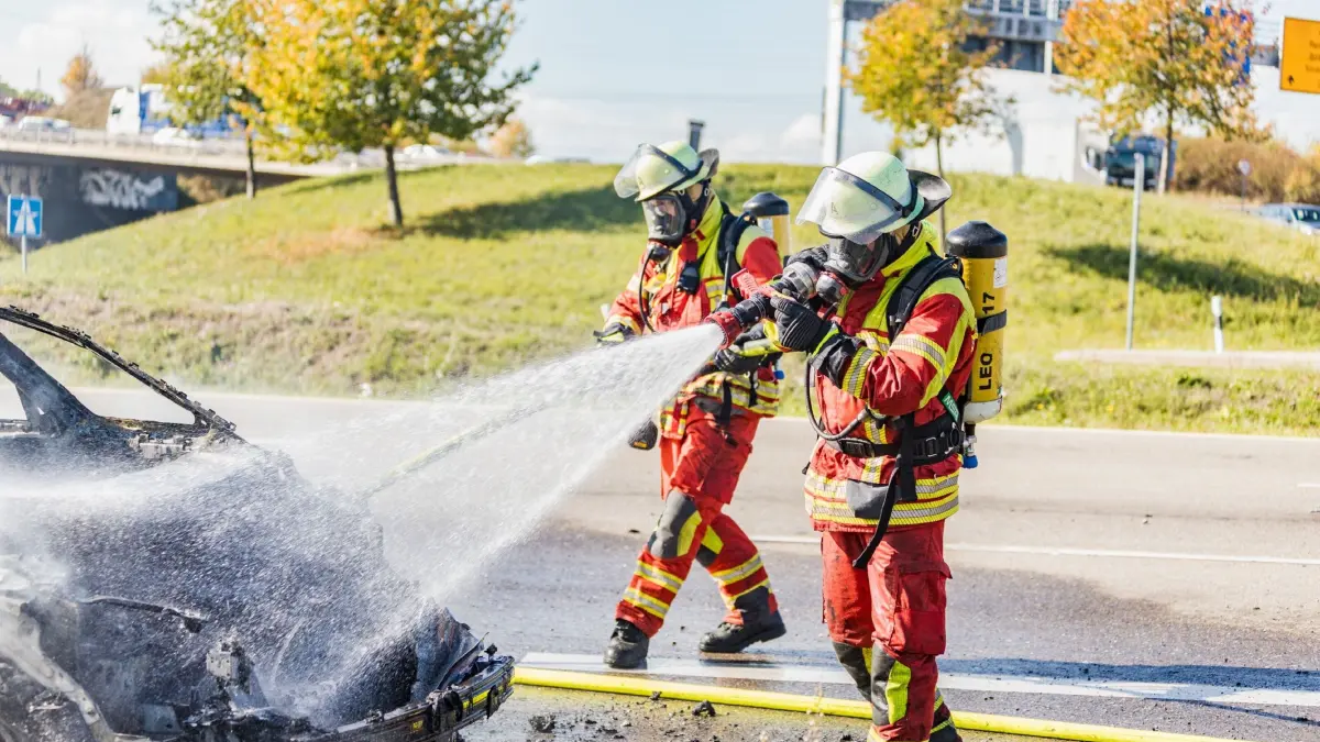 Leonberg: PKW Vollbrand an der Autobahnanschlussstelle Leonberg-West - Flammenbilder: Am Dienstagmittag gegen 13:20 Uhr wurde die Feuerwehr Leonberg zu einem brennenden Pkw an der Autobahnanschlussstelle Leonberg-West alarmiert.<br />
Beim Eintreffen der ersten Einsatzkraefte stand der Pkw bereits in Vollbrand. Umgehend wurde ein Loeschangriff eingeleitet, der nach kurzer Zeit Wirkung zeigte. Auch eine Gruenflaeche neben dem Fahrzeug hatte Feuer gefangen und musste von der Feuerwehr abgeloescht werden. Fuer die Loescharbeiten wurde die Autobahnabfahrt Leonberg-West vollstaendig gesperrt.<br />
Der Fahrzeugbrand wurde vermutlich durch einen technischen Defekt ausgeloest. Am Pkw entstand wirtschaftlicher Totalschaden.<br />