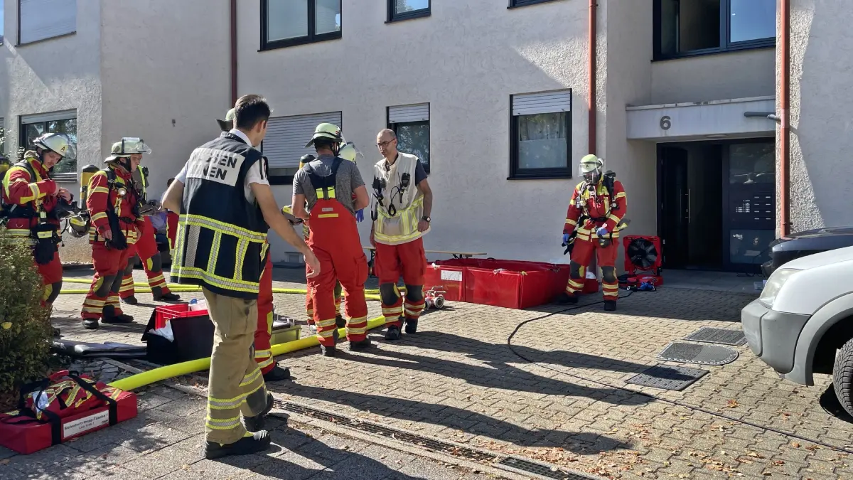 Gegen 12:00 Uhr wurde die Feuerwehr Leonberg mit dem Umweltschutzzug in die Korntaler Strasse alarmiert, nachdem aus einem Treppenhaus ein stark beissender Geruch gemeldet worden war. Beim Eintreffen bestaetigte sich die Lage. Daraufhin wurden der Geraetewagen Messtechnik aus Sindelfingen und Kreisbrandmeister Martin Amler zur Einsatzstelle nachgefordert. Die Feuerwehr sammelte saemtliche Schuhabtreter im Treppenhaus ein, spuelte sie mit Wasser ab und nahm Abstriche fuer eine Gefahrgutanalyse.<br />
Stand 13:15 Uhr dauert der Einsatz weiter an.