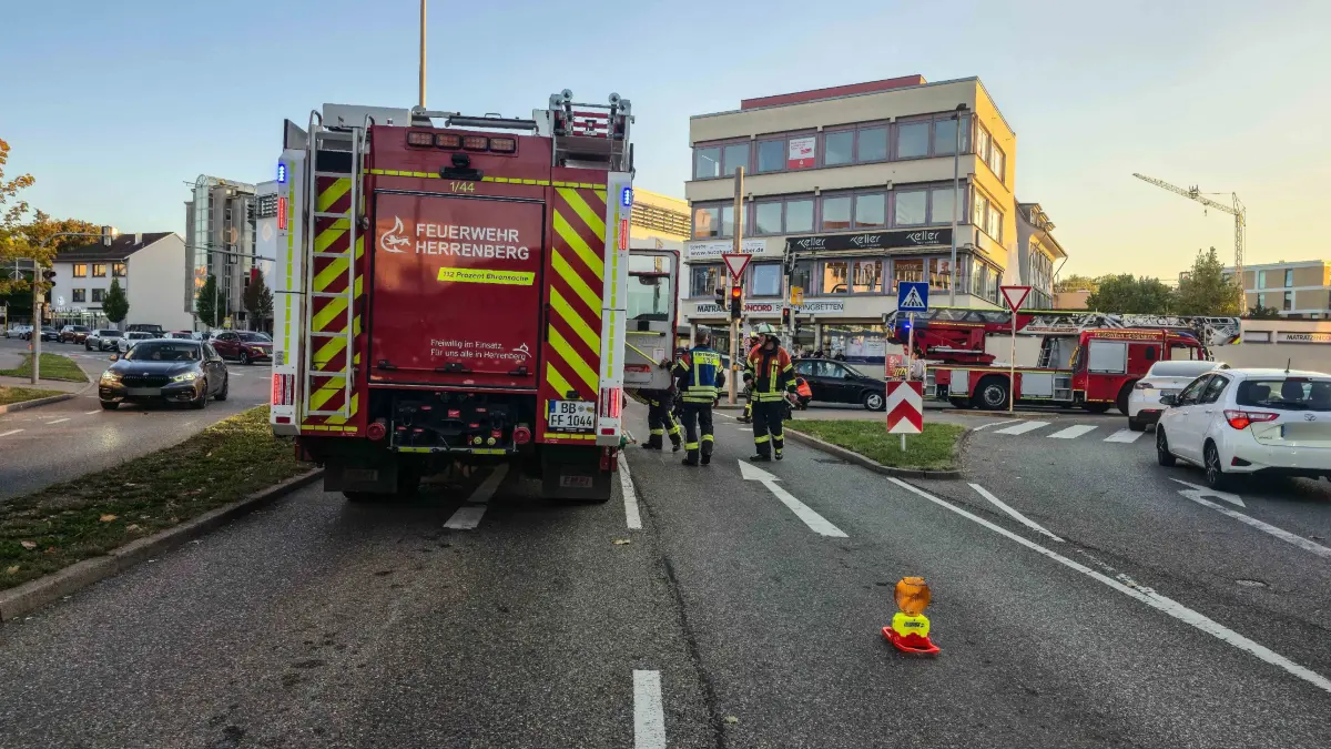 Am spaeten Montagnachmittag kam es an der sogenannten Zinserkreuzung in Herrenberg zu einem Verkehrsunfall, bei dem auch ein Feuerwehrfahrzeug beteiligt war.<br />
<br />
Nach ersten Informationen befand sich das Feuerwehrfahrzeug auf dem Weg von seinem Geraetehaus zu einem Einsatz und war dabei mit Sonder- und Wegerechten unterwegs. Im Bereich der Zinserkreuzung fuhr das Feuerwehrfahrzeug nach ersten Erkenntnissen bei Rotlicht in den Kreuzungsbereich ein.<br />
<br />
Ein entgegenkommender Kleinwagen bremste daraufhin ab. Der dahinter fahrende Pkw-Fahrer bemerkte das Bremsmanoever offenbar zu spaet und fuhr auf den Kleinwagen auf.<br />
<br />
Bei der Kollision wurden beide beteiligten Pkw beschaedigt. Das Feuerwehrfahrzeug blieb nach bisherigen Informationen unbeschaedigt.<br />
<br />
Verletzt wurde bei dem Unfall niemand. Die Polizei hat die Ermittlungen zum genauen Unfallhergang aufgenommen.