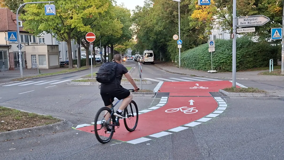 Neuer roter Teppich: Radweg gen Osten in der Stuttgarter Straße auf Höhe der Einmündung der Straße "Beim Wasserturm".
