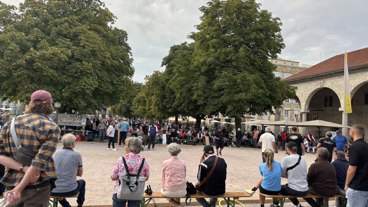Beim Boule-Turnier auf dem Schlossplatz herrschte vergangenes Wochenende viel Andrang. Die Sportart spricht auch junges Publikum an.