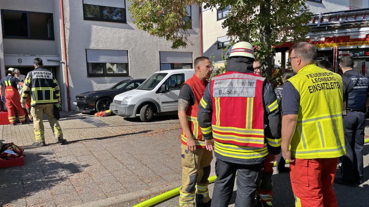 Gegen 12:00 Uhr wurde die Feuerwehr Leonberg mit dem Umweltschutzzug in die Korntaler Strasse alarmiert, nachdem aus einem Treppenhaus ein stark beissender Geruch gemeldet worden war. Beim Eintreffen bestaetigte sich die Lage. Daraufhin wurden der Geraetewagen Messtechnik aus Sindelfingen und Kreisbrandmeister Martin Amler zur Einsatzstelle nachgefordert. Die Feuerwehr sammelte saemtliche Schuhabtreter im Treppenhaus ein, spuelte sie mit Wasser ab und nahm Abstriche fuer eine Gefahrgutanalyse.<br />
Stand 13:15 Uhr dauert der Einsatz weiter an.