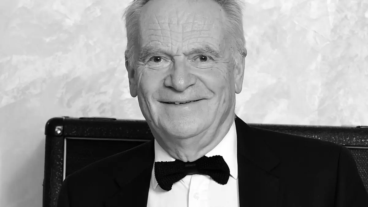 Bestseller-Autor Jeffrey Archer: Der britische Autor Jeffrey Archer kommt zur The Hard Rock Pinktober Gala. Archer ist tot. Nach Angaben seines Verlags starb er im Alter von 86 Jahren plötzlich und friedlich zu Hause. (zu dpa: «Jeffrey Archer: Ein Leben voller Wendungen und Bestseller»)