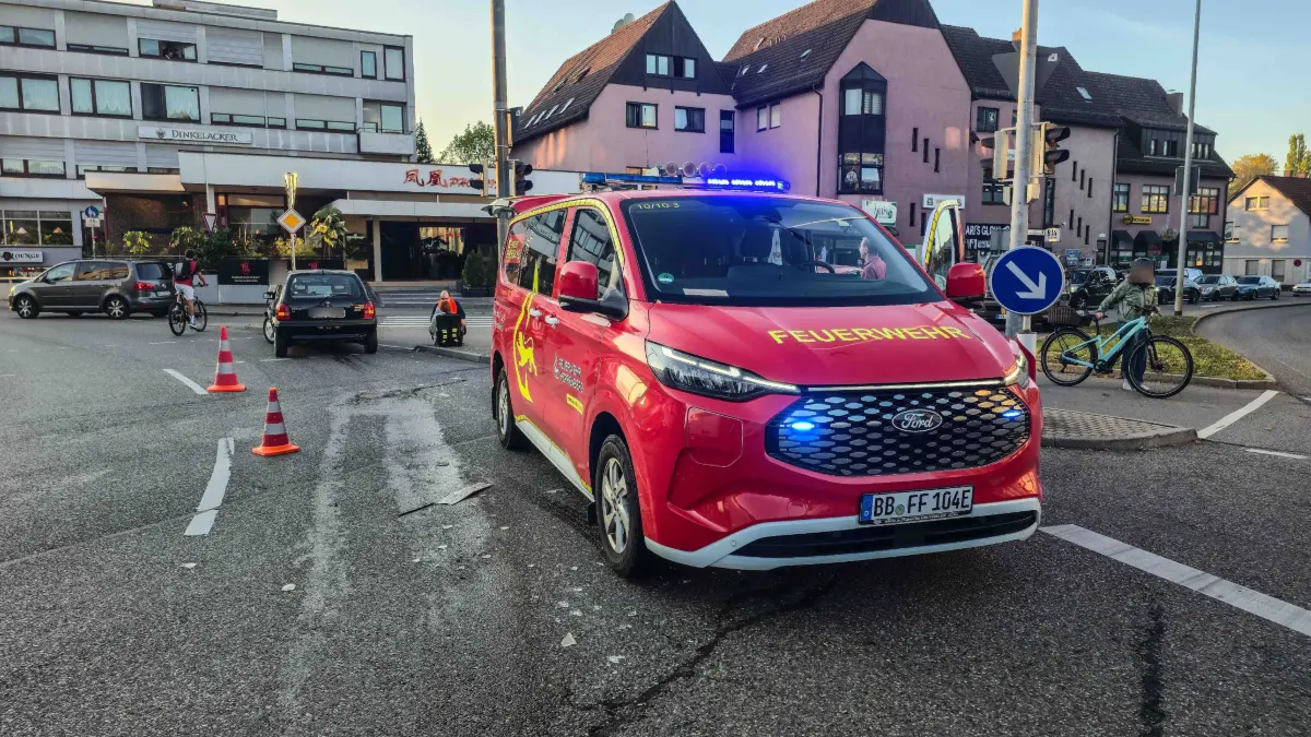 Am spaeten Montagnachmittag kam es an der sogenannten Zinserkreuzung in Herrenberg zu einem Verkehrsunfall, bei dem auch ein Feuerwehrfahrzeug beteiligt war.<br />
<br />
Nach ersten Informationen befand sich das Feuerwehrfahrzeug auf dem Weg von seinem Geraetehaus zu einem Einsatz und war dabei mit Sonder- und Wegerechten unterwegs. Im Bereich der Zinserkreuzung fuhr das Feuerwehrfahrzeug nach ersten Erkenntnissen bei Rotlicht in den Kreuzungsbereich ein.<br />
<br />
Ein entgegenkommender Kleinwagen bremste daraufhin ab. Der dahinter fahrende Pkw-Fahrer bemerkte das Bremsmanoever offenbar zu spaet und fuhr auf den Kleinwagen auf.<br />
<br />
Bei der Kollision wurden beide beteiligten Pkw beschaedigt. Das Feuerwehrfahrzeug blieb nach bisherigen Informationen unbeschaedigt.<br />
<br />
Verletzt wurde bei dem Unfall niemand. Die Polizei hat die Ermittlungen zum genauen Unfallhergang aufgenommen.