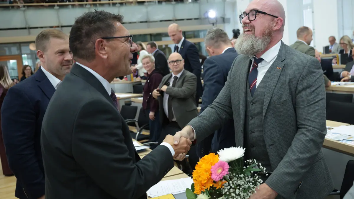 Tillschneider zum Vizelandtagspraesidenten gewaehlt: AfD-Politiker Hans-Thomas Tillschneider ist am Dienstag (06.10.2026) im ersten Wahlgang zum Landtags-Vizepraesidenten im neuen Parlament in Sachsen-Anhalt gewaehlt worden (Foto v.l.: Thomas Schulze (BSW, Buendnis Sahra Wagenknecht) gratuliert Tillschneider). Bei 82 abgegebenen Stimmen erhielt Tillschneider 44 Ja-Stimmen zu 38 Nein-Stimmen. Enthaltungen gab es keine. Tillschneider sitzt seit 2016 fuer die AfD im Landtag und gilt als rechter Vordenker in seiner Partei. (Siehe epd-Meldung vom 06.10.2026)