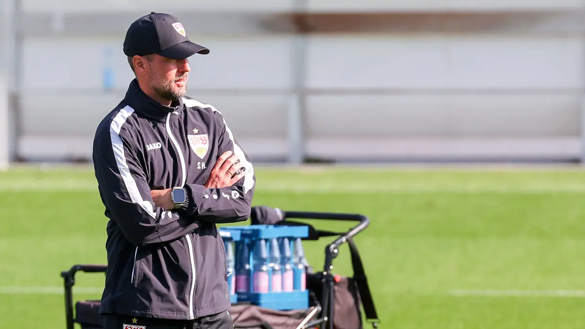 BAU // 22.09.2026, Deutschland, Stuttgart, Fußball VfB Stuttgart Training, VfB Trainer Sebastian Hoeneß