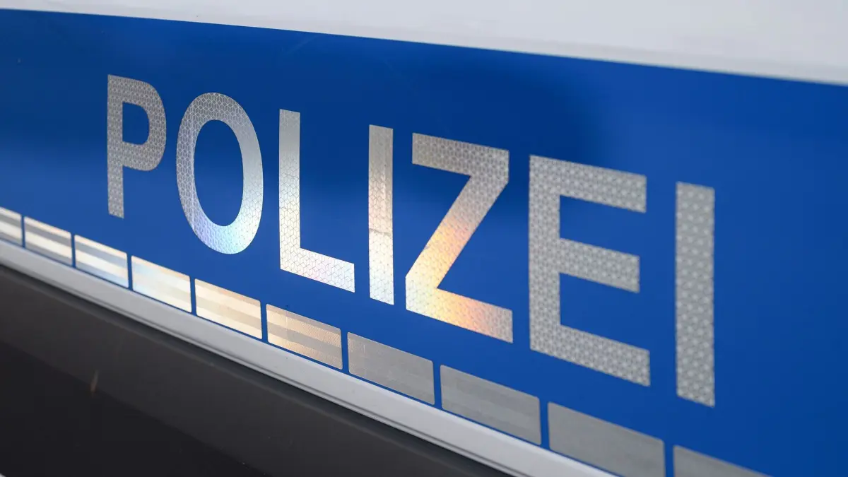 Der Polizei-Schriftzug auf einem Einsatzwagen.: ARCHIV - 22.11.2021, Bayern, Bad Neustadt An Der Saale: Der Polizei-Schriftzug auf einem Einsatzwagen. (zu dpa: «Mann greift Polizisten an und beißt zu») Foto: Daniel Vogl/dpa +++ dpa-Bildfunk +++