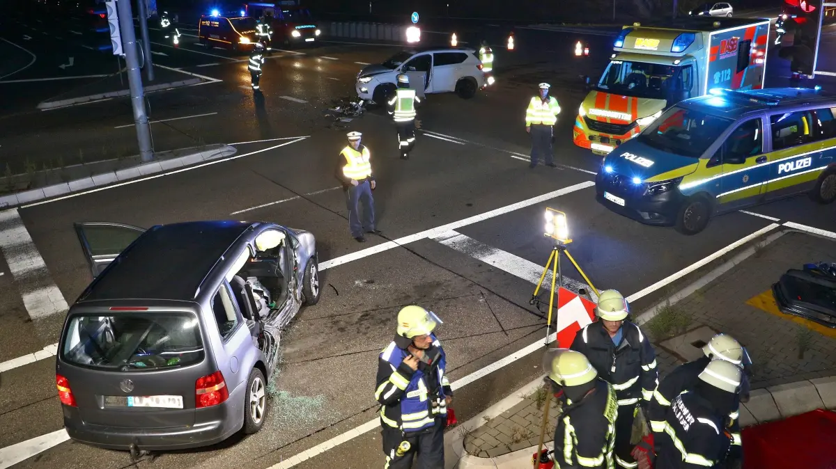 05.10.2026: Am späten Abend des 5.10.2026 ereignete sich auf der Landesstraße L1140 in Höhe der AS LB-Süd ein folgenschwerer Unfall mit mehreren Verletzten und hohem Sachschaden Gegen 22:45 Uhr prallten die beiden Pkw im Kreuzungsbereich zusammen. Die ILS alarmierte drei RTW und die Freiwillige Feuerwehr Möglingen.Um einen der Sharan-Insassen möglichst schonend zu befreien, entfernte die Feuerwehr beide Seitentüren des Fahrzeugs mit dem hydraulschen Rettungssatz.
KS-Images.de/Andreas Rometsch