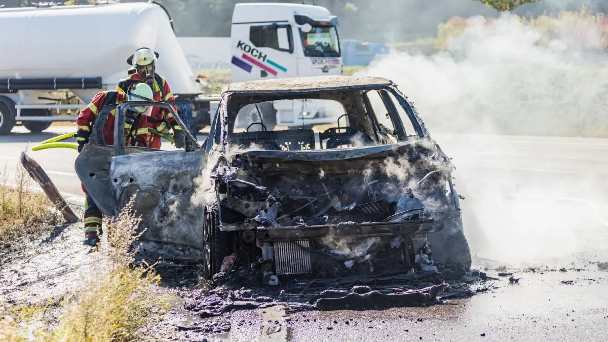 Leonberg: PKW Vollbrand an der Autobahnanschlussstelle Leonberg-West - Flammenbilder: Am Dienstagmittag gegen 13:20 Uhr wurde die Feuerwehr Leonberg zu einem brennenden Pkw an der Autobahnanschlussstelle Leonberg-West alarmiert.<br />
Beim Eintreffen der ersten Einsatzkraefte stand der Pkw bereits in Vollbrand. Umgehend wurde ein Loeschangriff eingeleitet, der nach kurzer Zeit Wirkung zeigte. Auch eine Gruenflaeche neben dem Fahrzeug hatte Feuer gefangen und musste von der Feuerwehr abgeloescht werden. Fuer die Loescharbeiten wurde die Autobahnabfahrt Leonberg-West vollstaendig gesperrt.<br />
Der Fahrzeugbrand wurde vermutlich durch einen technischen Defekt ausgeloest. Am Pkw entstand wirtschaftlicher Totalschaden.<br />
