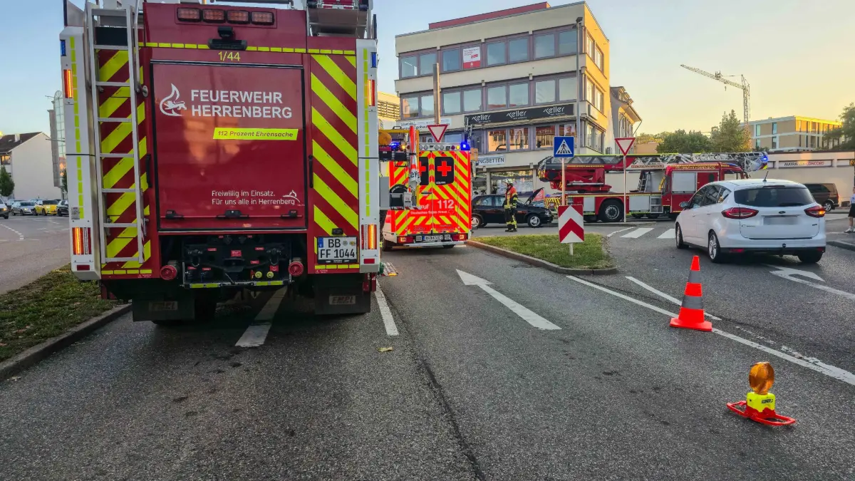 Am spaeten Montagnachmittag kam es an der sogenannten Zinserkreuzung in Herrenberg zu einem Verkehrsunfall, bei dem auch ein Feuerwehrfahrzeug beteiligt war.<br />
<br />
Nach ersten Informationen befand sich das Feuerwehrfahrzeug auf dem Weg von seinem Geraetehaus zu einem Einsatz und war dabei mit Sonder- und Wegerechten unterwegs. Im Bereich der Zinserkreuzung fuhr das Feuerwehrfahrzeug nach ersten Erkenntnissen bei Rotlicht in den Kreuzungsbereich ein.<br />
<br />
Ein entgegenkommender Kleinwagen bremste daraufhin ab. Der dahinter fahrende Pkw-Fahrer bemerkte das Bremsmanoever offenbar zu spaet und fuhr auf den Kleinwagen auf.<br />
<br />
Bei der Kollision wurden beide beteiligten Pkw beschaedigt. Das Feuerwehrfahrzeug blieb nach bisherigen Informationen unbeschaedigt.<br />
<br />
Verletzt wurde bei dem Unfall niemand. Die Polizei hat die Ermittlungen zum genauen Unfallhergang aufgenommen.