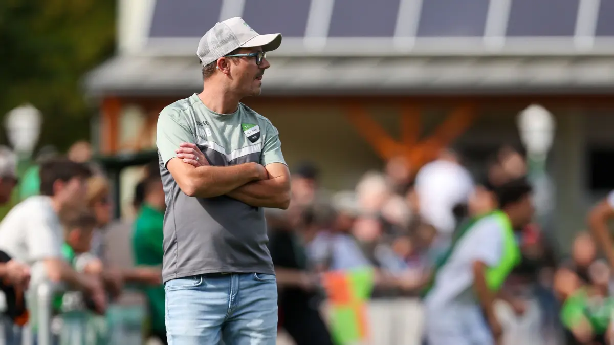 Marcus Binder (TV Altdorf, Trainer)
GER, SpVgg Weil im Schoenbuch vs. TV Altdorf, Fussball, Kreisliga A3 - Herren, 4. Spieltag, Spielzeit 2026/2027, 20.09.2026
Foto: Eibner-Pressefoto/Soeren Herweg