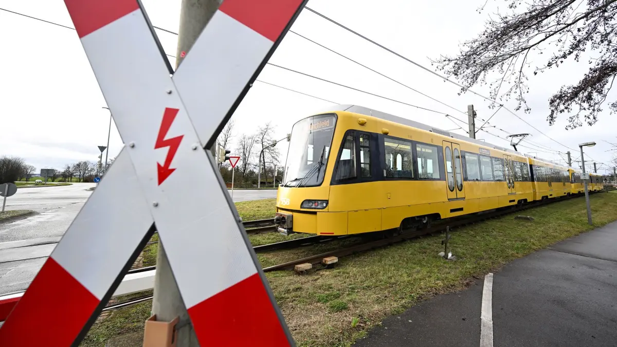 Stadtbahn Stuttgart: Eine Stadtbahn fährt vor Stuttgart an einem Bahnübergang an einem Andreaskreuz vorbei. (zu dpa: «Mann von Stadtbahn erfasst und lebensgefährlich verletzt»)