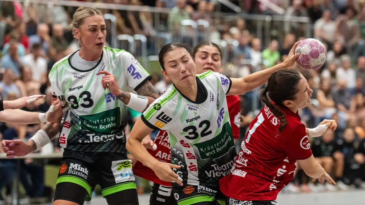 Haruno Sasaki Frisch Auf Frauen, 32 sucht die Luecke zwischen Luisa Schulze Frisch Auf Frauen, 33 und Lisa Wieder SG Nuertingen-Zizishausen, 07, SG Nürtingen-Zizishausen vs. Frisch Auf Goeppingen, Handball, DHB-Pokal, Spielzeit 2026/2027, 03.10.2026 SG Nürtingen-Zizishausen vs. Frisch Auf Goeppingen, Handball, DHB-Pokal, Spielzeit 2026/2027, 03.10.2026 Nuertingen *** Haruno Sasaki Frisch Auf Women, 32, looks for an opening between Luisa Schulze Frisch Auf Women, 33, and Lisa Wieder SG Nürtingen Zizishausen, 07, SG Nürtingen Zizishausen vs. Frisch Auf Göppingen, Handball, DHB Cup, 20262027 season, October 3, 2026, SG Nürtingen Zizishausen vs. Frisch Auf Göppingen, Handball, DHB Cup, 20262027 season, October 3, 2026, Nürtingen Copyright: xMichaelxSchmidt/Eibner-Pressefotx EP_MST