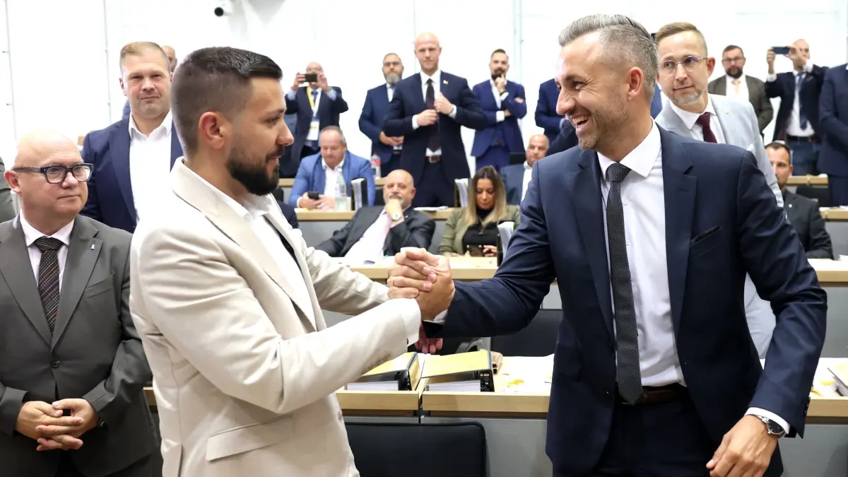 Konstituierende Landtagssitzung in Sachsen-Anhalt: Ulrich Siegmund (r, AfD) gratuliert Tobias Rausch (AfD) nach dessen Wahl zum Landtagspräsidenten, während der konstituierenden Sitzung des Landtags von Sachsen-Anhalt. (zu dpa: «Wegen AfD: SPD sieht Erklärungsbedarf bei CDU»)