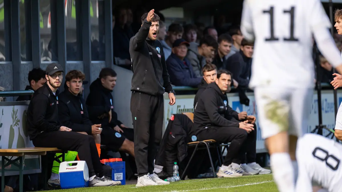 Fussball I Jugend I Saison 2025-2026 I DFB-Pokal I 2. Runde I JFV A/O/B/H/H - SV Stuttgarter Kickers I 03.10.2025 Harun Gülcan Trainer, SV Stuttgarter Kickers U19 Ahlerstedt Stadion am Auetal Niedersachsen Deutschland *** Football I Youth I Season 2025 2026 I DFB Cup I 2 Round I JFV A O B H H SV Stuttgarter Kickers I 03 10 2025 Harun Gülcan Coach, SV Stuttgarter Kickers U19 Ahlerstedt Stadion am Auetal Lower Saxony Germany Copyright: xLobeca/JörgxStruwex