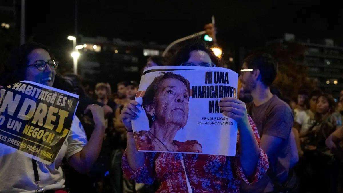 Demonstration zur Unterstützung des Maricarmen: Eine Demonstrantin hält in Barcelona ein Plakat mit dem Foto von Maricarmen, die in Madrid aus ihrer Wohnung vertrieben wurde. (zu dpa: «Tod nach Zwangsräumung heizt Protest in Spanien weiter an»)