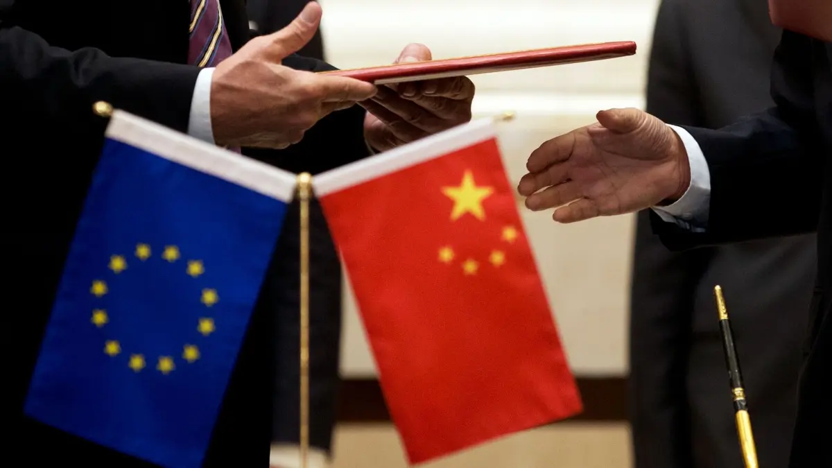 China und EU: ARCHIV - 27.09.2015, China, Peking: Ein Mitglied der Europäischen Kommission (l) bereitet sich auf den Austausch von Dokumenten mit der chinesischen Delegation bei einer Unterzeichnungszeremonie nach dem 5. Wirtschafts- und Handelsdialog zwischen China und der EU im Diaoyutai State Guest House vor. (zu dpa: «EU-Parlament fordert härtere Gangart gegenüber China») Foto: Andy Wong/AP/dpa +++ dpa-Bildfunk +++