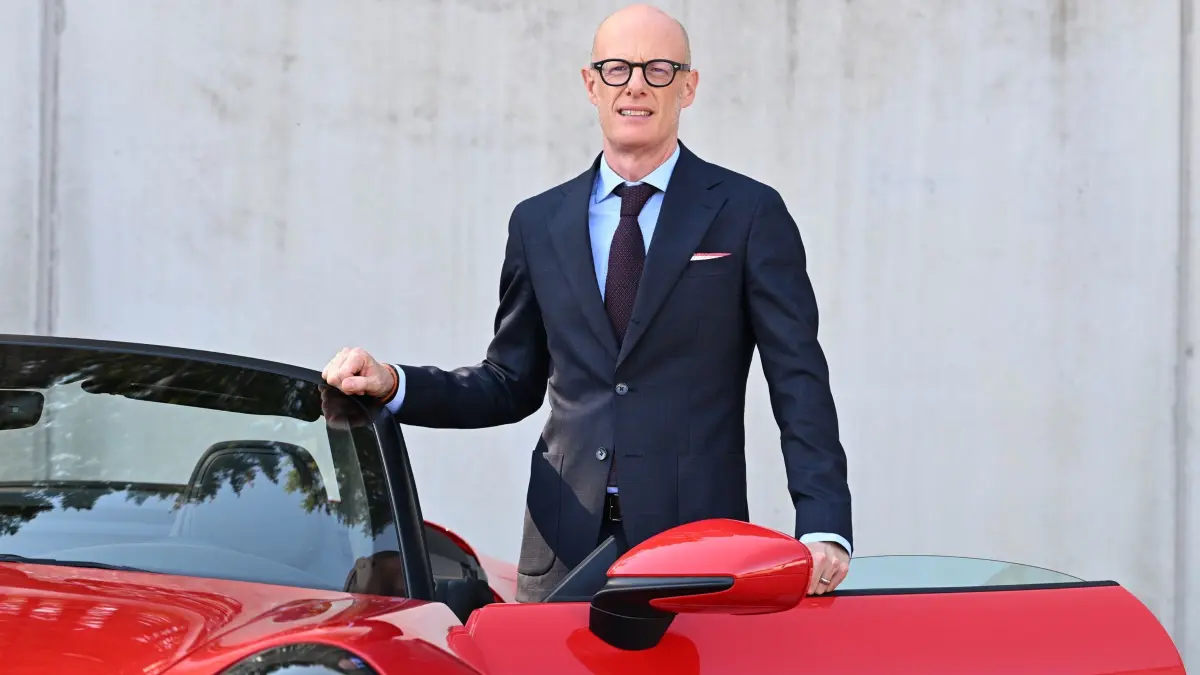 Michael Leiters - Porsche: Michael Leiters, der Vorstandsvorsitzende des Stuttgarter Sportwagenherstellers Porsche, steht im Porsche Entwicklungszentrum neben einem Porsche 911 GT3 SC. (zu dpa: «Porsche will sparen und Profitabilität steigern»)