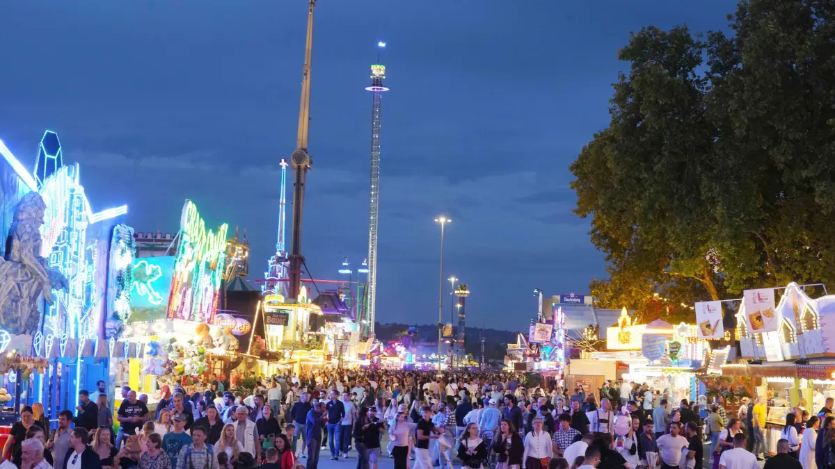 Wasen Lichter: Stuttgart das Cannstatter Volksfest ist bei Dunkelheit am schoensten wenn Millionen Lichter an gehen und der Wasen in seiner anderen Seite ziegt. Hier sind die Bilder. Foto Andreas Rosar Fotoagentur-Stuttgart 07.10.2026