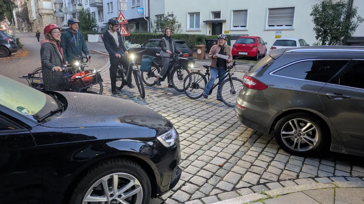 Hanka Griebenow, Heike Münzing, Sebastian Karl, Nikolai Worms und Lucia Schanbacher (von rechts) beim Schulweg-Check in Stuttgart-West.