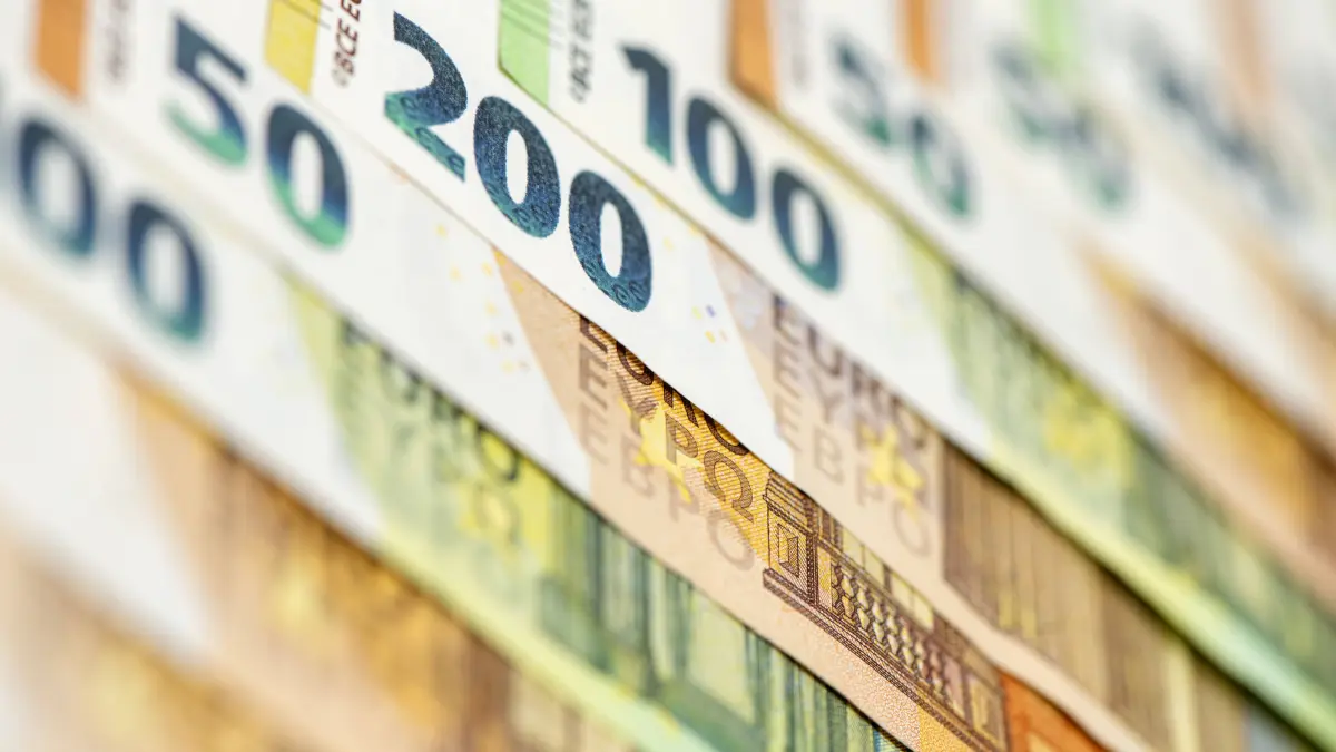 Euro Währung Euro Banknoten und Geldscheine liegen zusammen als Symbolbild für Finanzen und Eurowährung NUR FÜR REDAKTIONELLE VERWENDUNG - *** Euro Currency: Euro banknotes and bills are shown together as a symbolic image representing finance and the euro currency. FOR EDITORIAL USE ONLY