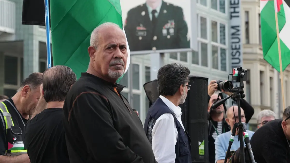 Jahrestag des Terrorangriffs der Hamas auf Israel: 07.10.2026, Berlin: Ibrahim Ibrahim (Mitte l) nimmt an einer propalästinensischen Demonstration unter dem Slogan „Stoppt den Gaza Genozid. Stoppt den Krieg“ in Berlin-Mitte am Jahrestag des Terrorangriffs der Hamas auf Israel teil. Die Veranstaltung wurde von Ibrahim angemeldet. Foto: Sven Kaeuler/dpa +++ dpa-Bildfunk +++