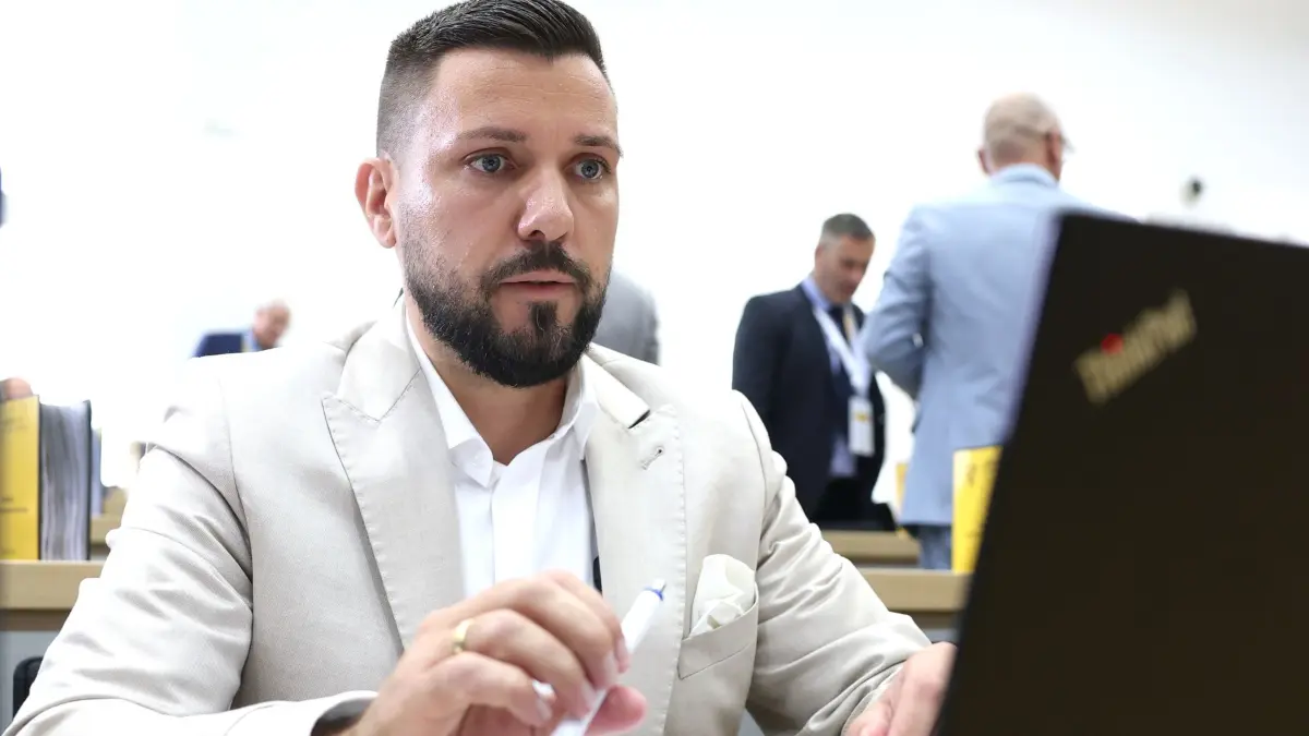 Konstituierende Landtagssitzung in Sachsen-Anhalt: Tobias Rausch (AfD) nimmt teil an der konstituierenden Sitzung des Landtags von Sachsen-Anhalt. In der konstituierenden Sitzung des Landtags in Sachsen-Anhalt ist geplant, den neuen Landtagspräsidenten zu wählen. (zu dpa: «Rausch: CDU-Stimmen halfen bei Wahl zum Landtagspräsidenten»)